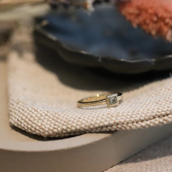 Green Moss Grows | 14K gold and green sapphire ring - Picture 6 of 13